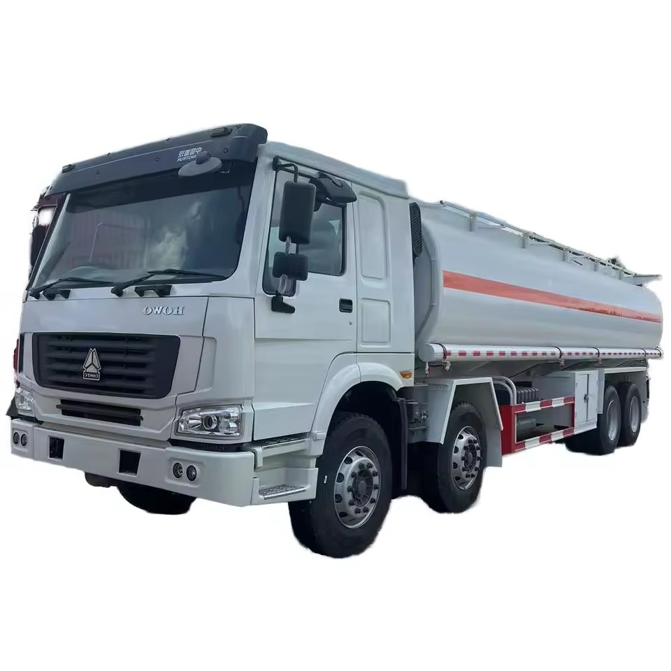 SINOTRUK HOWO 8x4 شاحنة ناقلة الوقود - 35 طن نقل النفط وتزويد الوقود