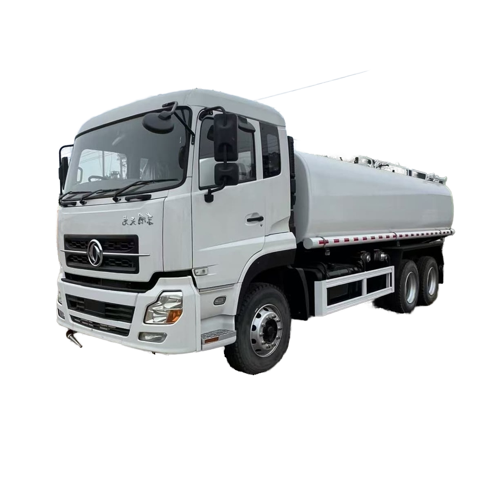 شاحنة رش المياه DF 20000L الجديدة بالكامل مجهزة بمحرك وقود الديزل الأساسي ومياه